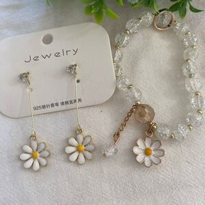 Elegant Daisy Jewelry Set with Gold Accents